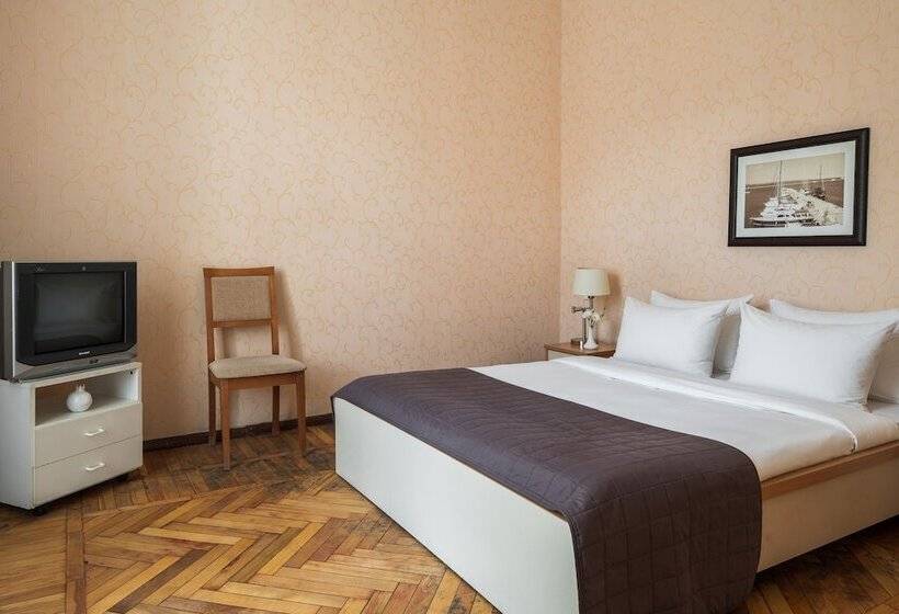 سوییت جونیور, Tsentralnaya Hotel