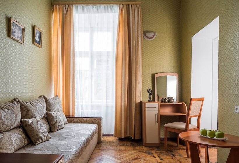 سوییت جونیور, Tsentralnaya Hotel