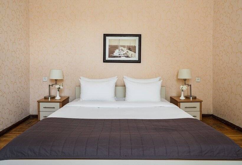 سوییت جونیور, Tsentralnaya Hotel