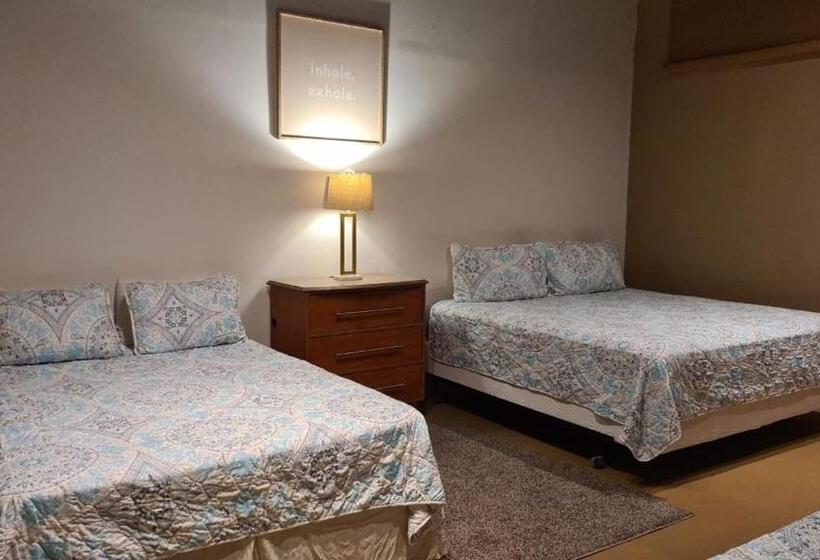 דירת שלושה חדרים, Sleeps 16 People Goliath Super Apartment 2 Minutes From Sandy Beach