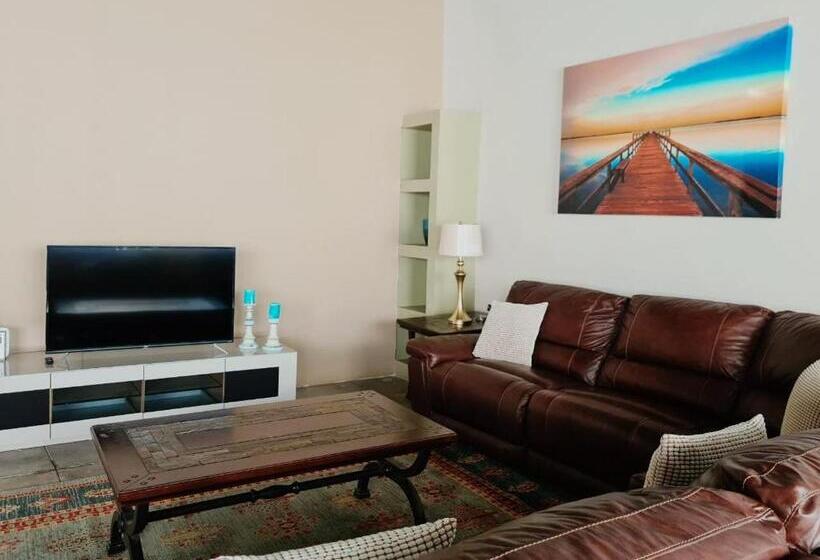דירת שלושה חדרים, Sleeps 16 People Goliath Super Apartment 2 Minutes From Sandy Beach