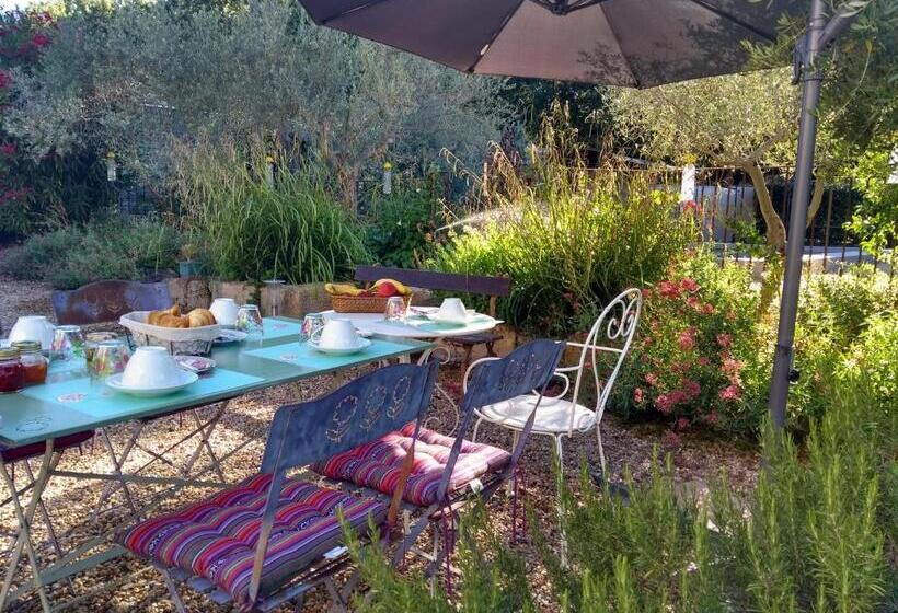 اتاق استاندارد با چشمانداز باغ, Mas De Camejean