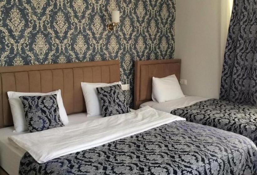 اتاق لوکس سه تخته, The Cotton House