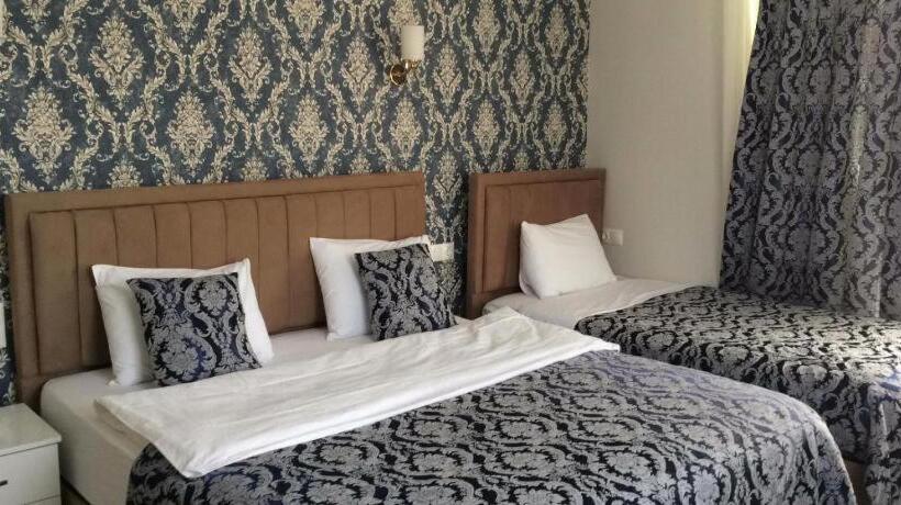 اتاق لوکس با بالکن, The Cotton House