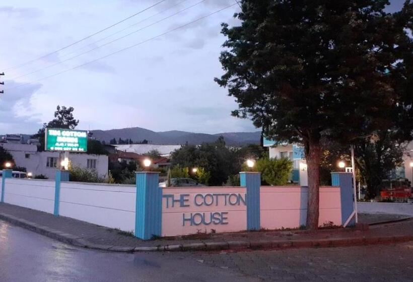 اتاق لوکس با بالکن, The Cotton House