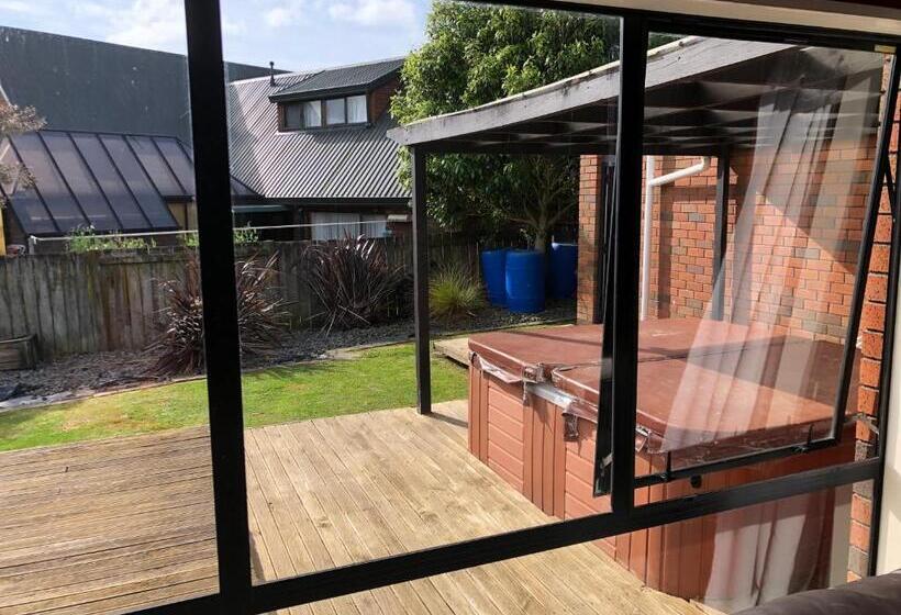 经济房, Warm On Waterloo