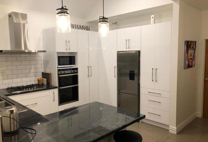 经济房, Warm On Waterloo