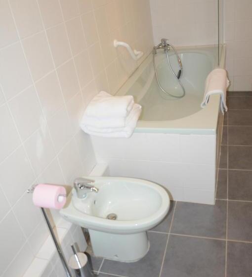 베이직 3인 룸, L Inattendu