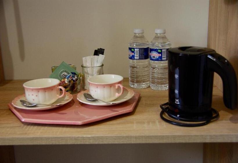 غرفة قياسية مطلّة علي حمام السباحة, Uzes Decouvertes