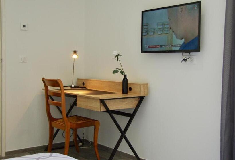 غرفة قياسية مطلّة علي حمام السباحة, Uzes Decouvertes