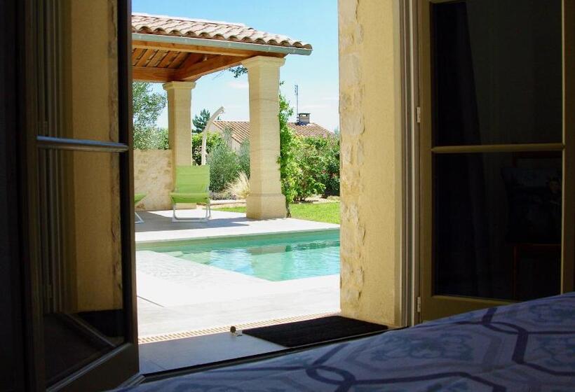 غرفة قياسية مطلّة علي حمام السباحة, Uzes Decouvertes