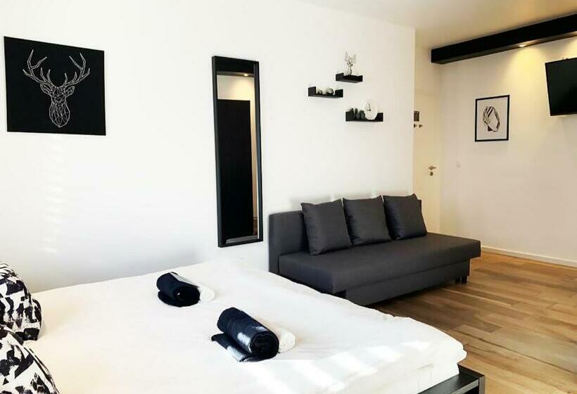 חדר סטנדרט לשלושה עם חדר אמבטיה משוף, Blk Hostel