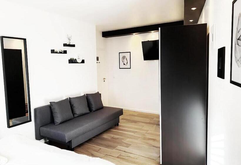 חדר סטנדרט לשלושה עם חדר אמבטיה משוף, Blk Hostel