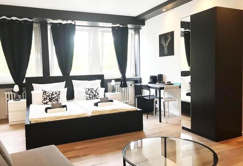 חדר סטנדרט לשלושה עם חדר אמבטיה משוף, Blk Hostel