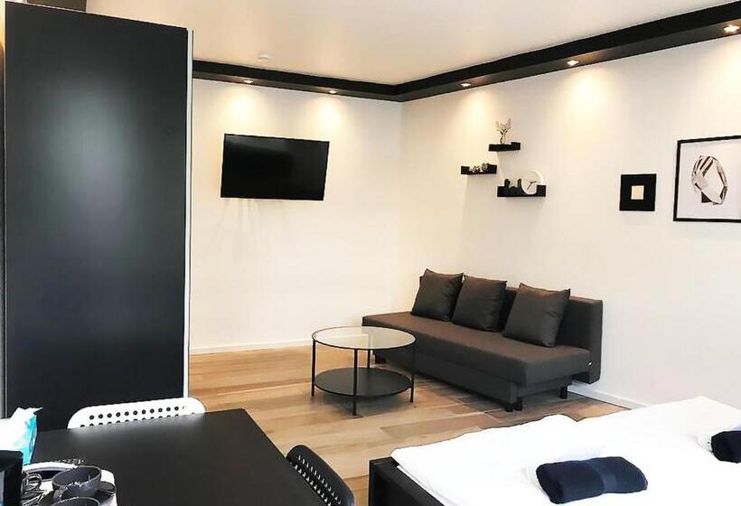 חדר סטנדרט לשלושה עם חדר אמבטיה משוף, Blk Hostel