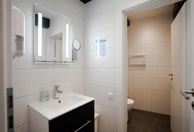 Quarto Triplo Estandar Banheiro Compartilhado, Blk Hostel