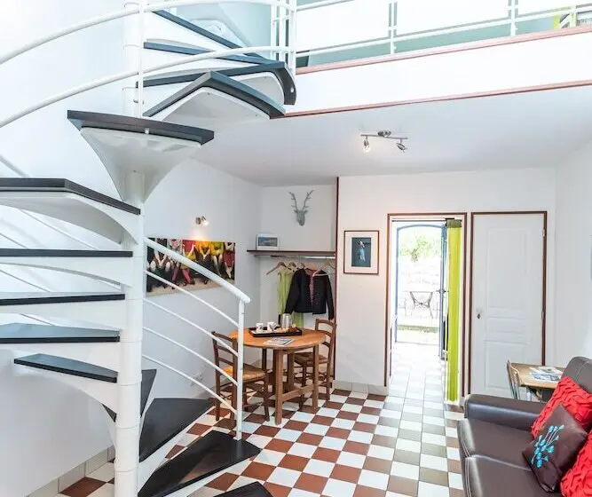 Perhehuone, Le Domaine Des Ecoliers B&b