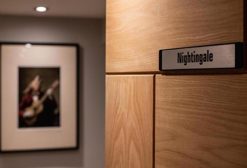 סטודיו דלוקס, Old Infirmary