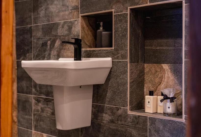 סטודיו דלוקס, Old Infirmary