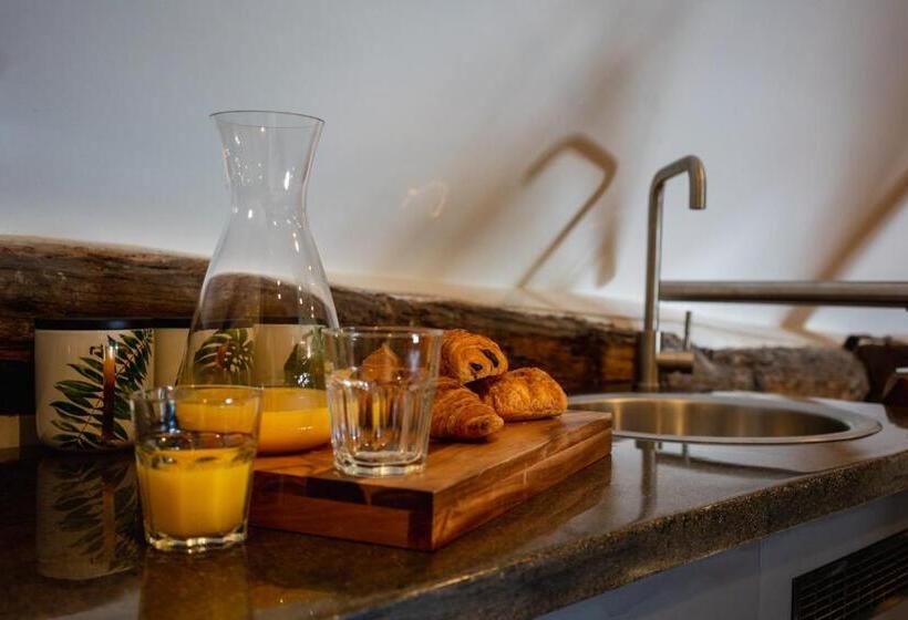 סטודיו דלוקס, Old Infirmary