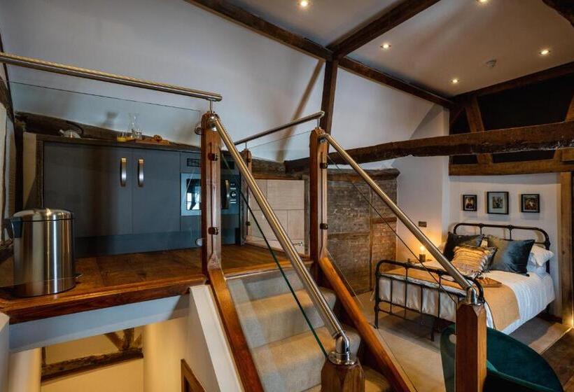 סטודיו דלוקס, Old Infirmary