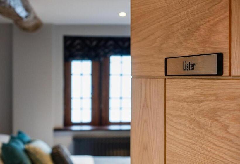 סטודיו סופריור, Old Infirmary