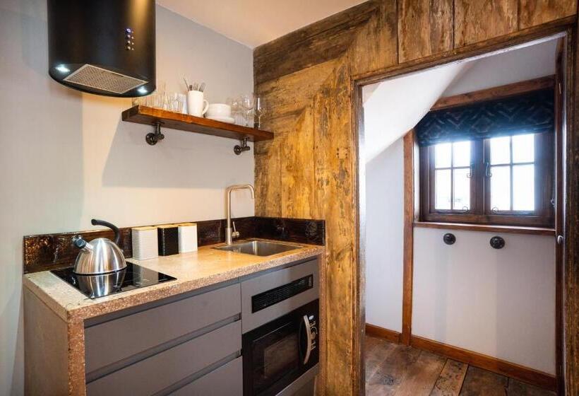 סטודיו סופריור, Old Infirmary