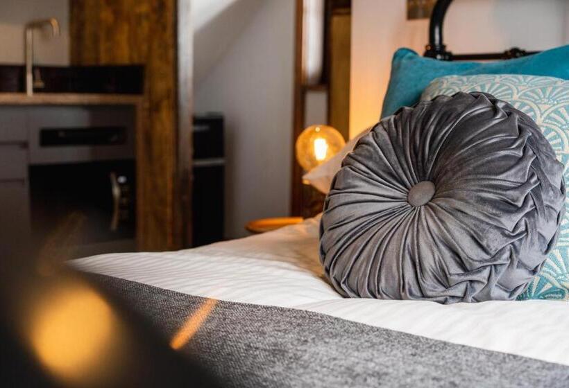 סטודיו סופריור, Old Infirmary