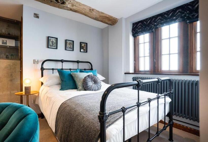 סטודיו סופריור, Old Infirmary