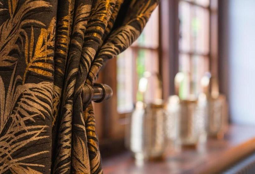 חדר סטודיו סטנדרד, Old Infirmary