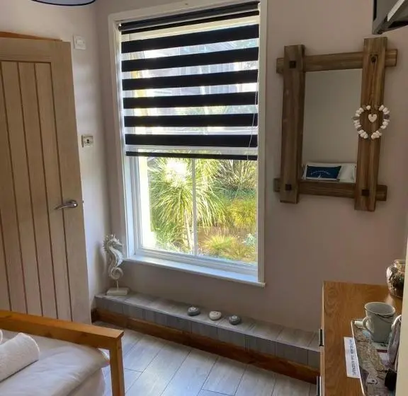 Standard Yhden Hengen Huone, Island Lodge Since 1835 Barbican, Free Limited Parking, Dogs Friendly , Perfect For Ferry Terminal