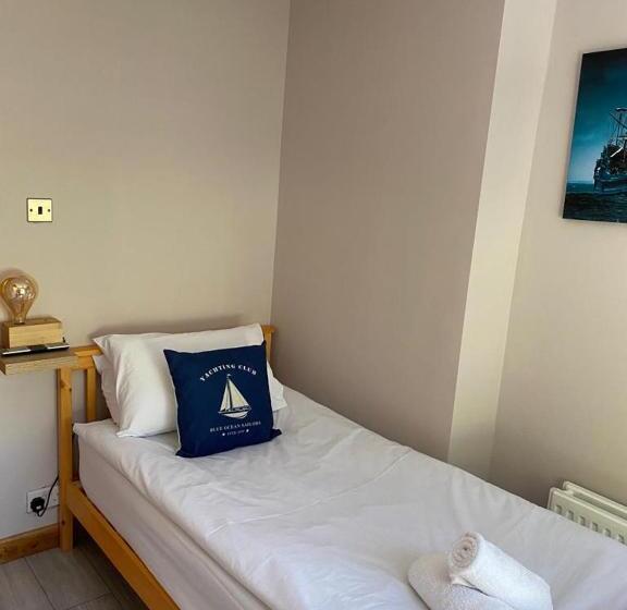 Standard Yhden Hengen Huone, Island Lodge Since 1835 Barbican, Free Limited Parking, Dogs Friendly , Perfect For Ferry Terminal