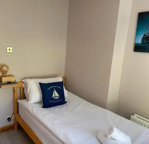 Standard Yhden Hengen Huone, Island Lodge Since 1835 Barbican, Free Limited Parking, Dogs Friendly , Perfect For Ferry Terminal