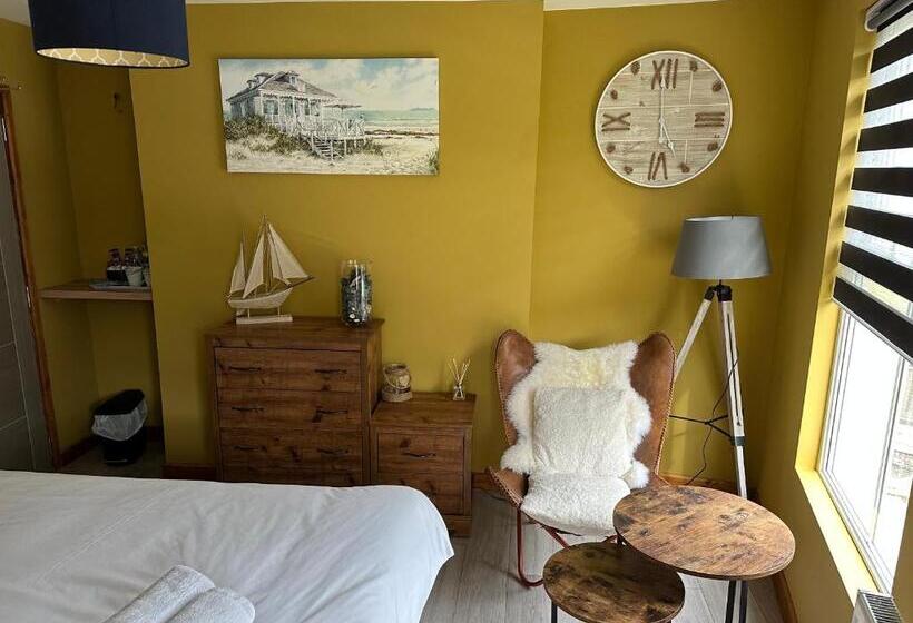 اتاق لوکس, Island Lodge Since 1835 Barbican, Free Limited Parking, Dogs Friendly , Perfect For Ferry Terminal