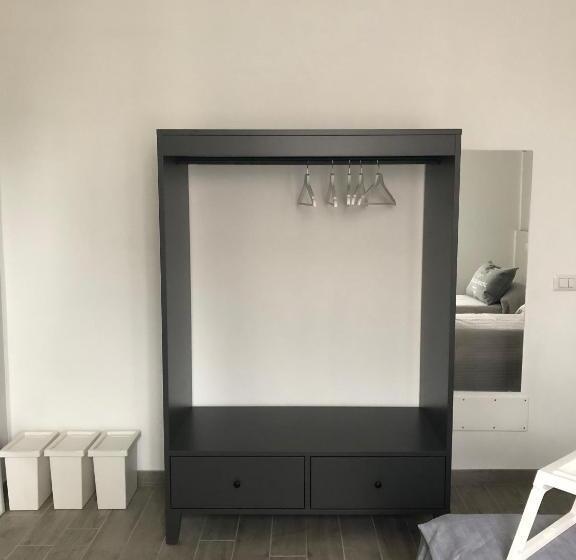 غرفة قياسية مع حمام خارجي, Marconi 11