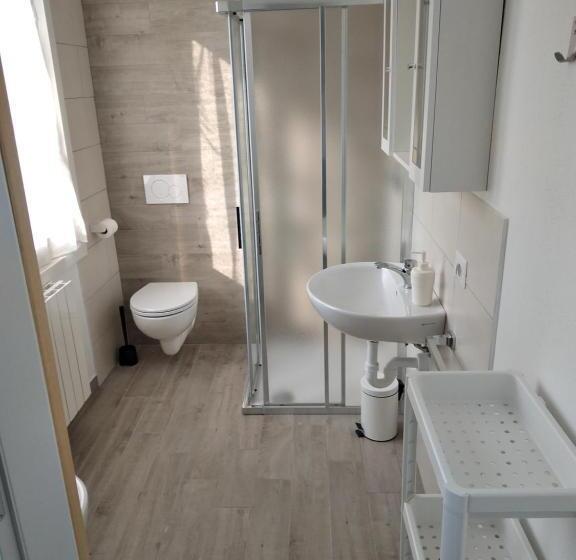 غرفة قياسية مع حمام خارجي, Marconi 11