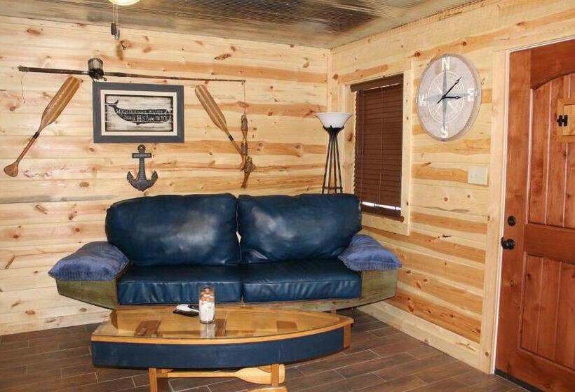 جناح عائلي, Samantha S Timber Inn