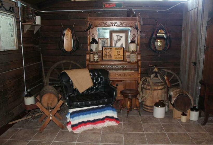 إستوديو ديلوكس, Samantha S Timber Inn