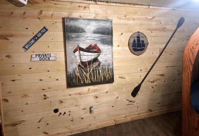 جناح عائلي, Samantha S Timber Inn