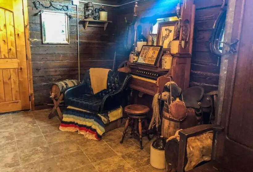 デラックススタジオ, Samantha S Timber Inn