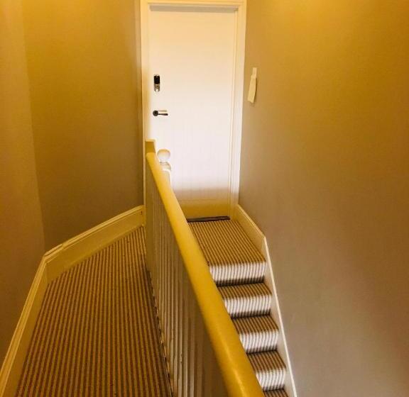 מיטת קינג בסוויטה, Maritime Pods