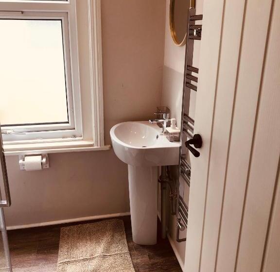 מיטת קינג בסוויטה, Maritime Pods