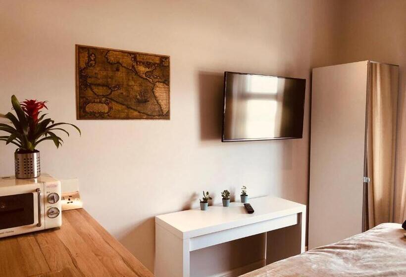 מיטת קינג בסוויטה, Maritime Pods