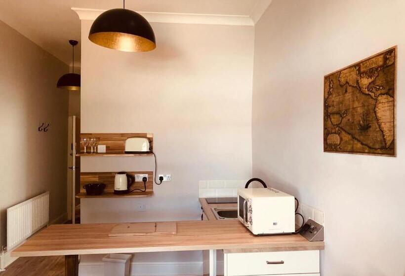 מיטת קינג בסוויטה, Maritime Pods