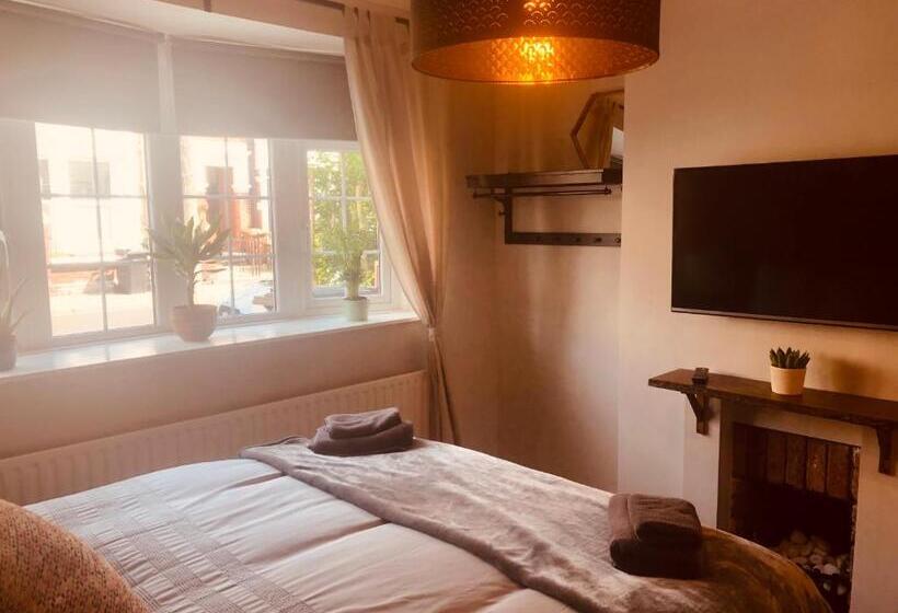 Standard room with outdoor bath, Maritime Pods