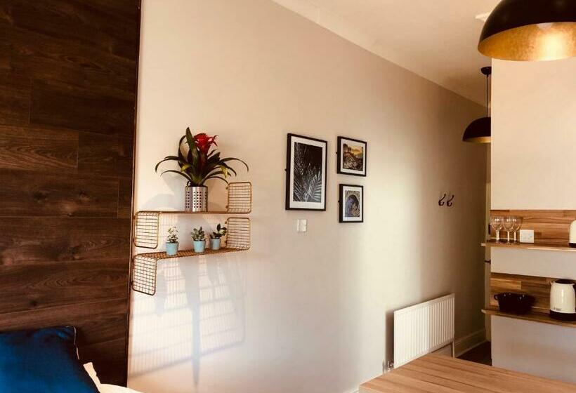 מיטת קינג בסוויטה, Maritime Pods