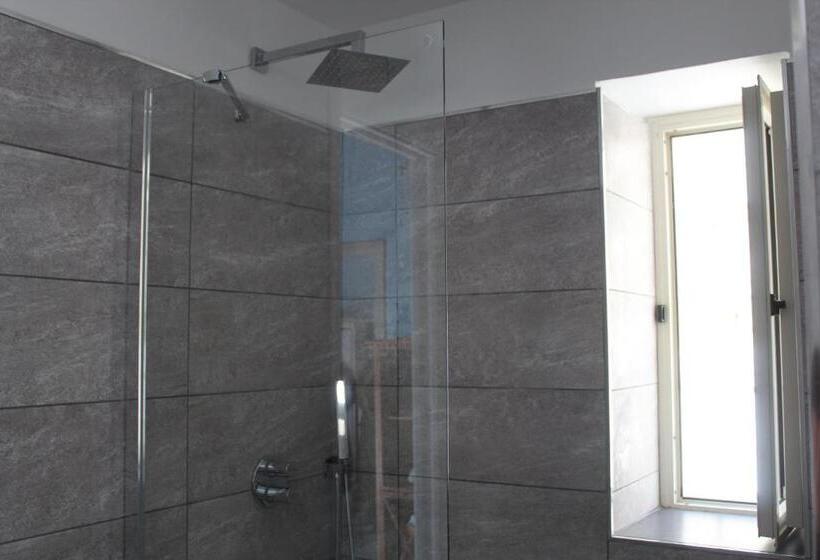 اتاق خانوادگی با چشم‌انداز باغ, Il Giardino Dei Venti