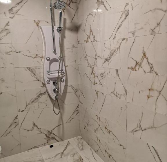 标准工作室, Merilyn Petrich