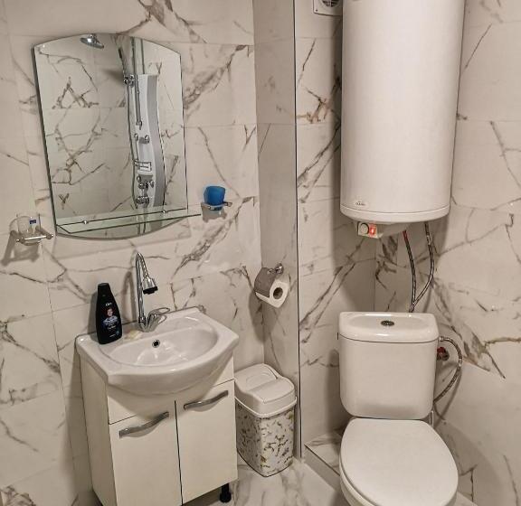 标准工作室, Merilyn Petrich