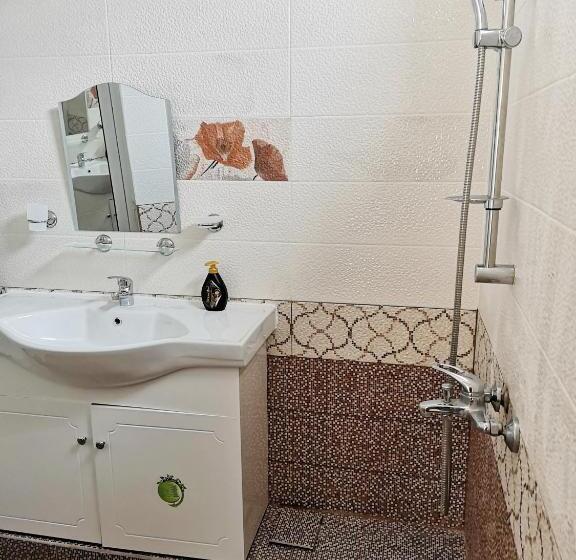 四人标准间, Merilyn Petrich